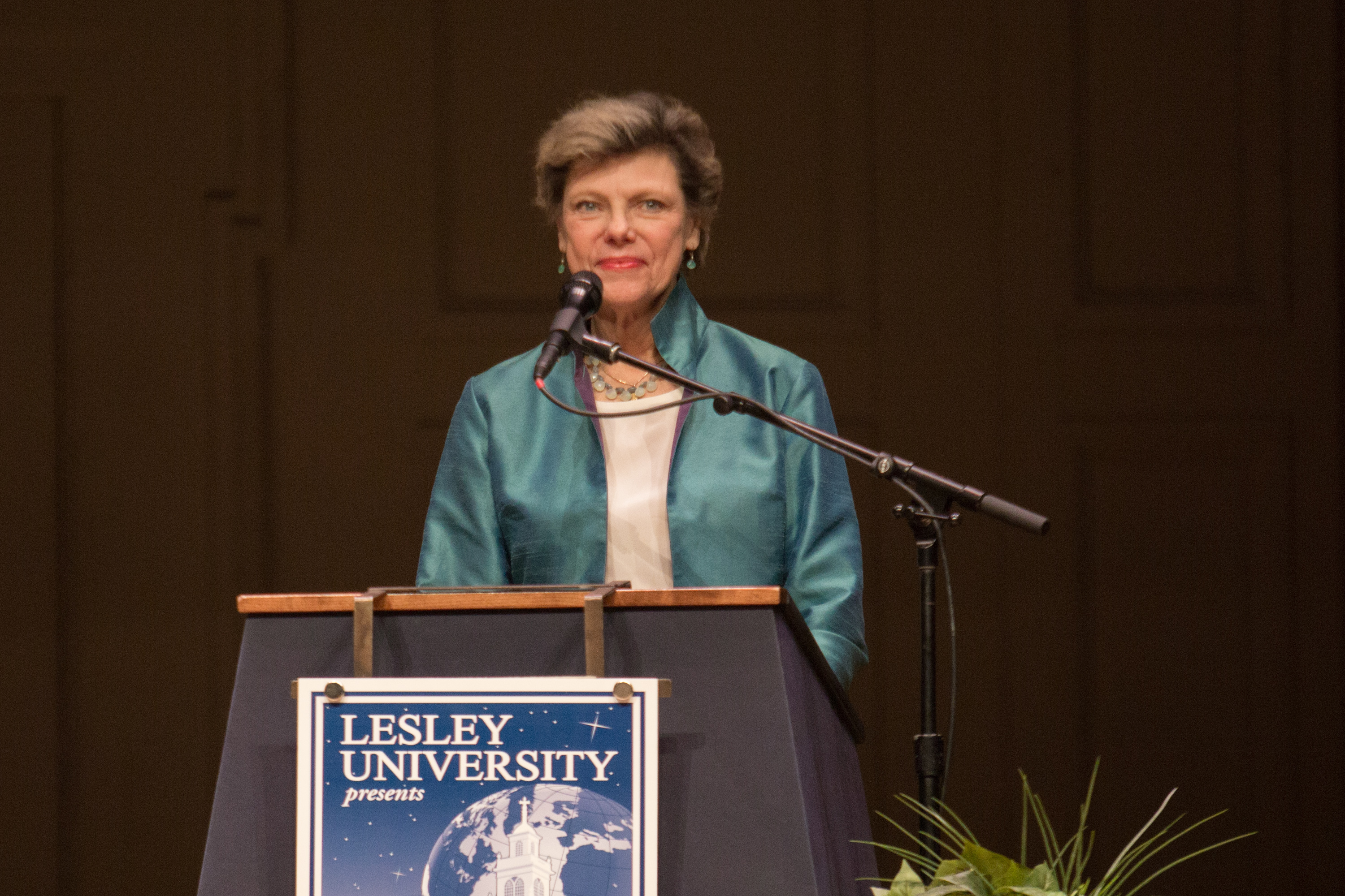 Cokie Roberts stands on stage behind the podium.