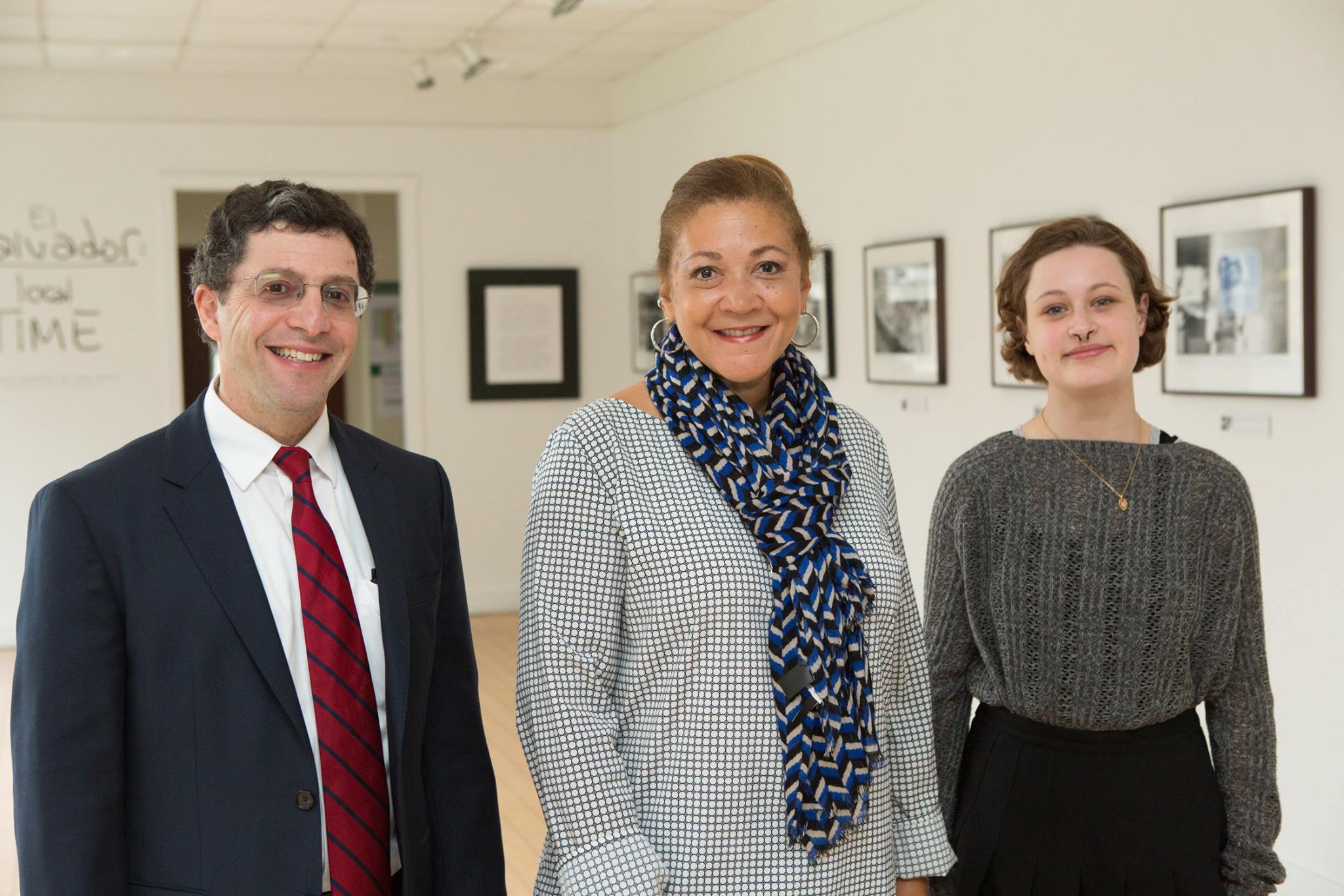  Steven Shapiro, dean of our College of Liberal Arts and Sciences, and student Elizabeth Shugart (right) speak with Michele Norris in Marran Gallery during her visit to campus.