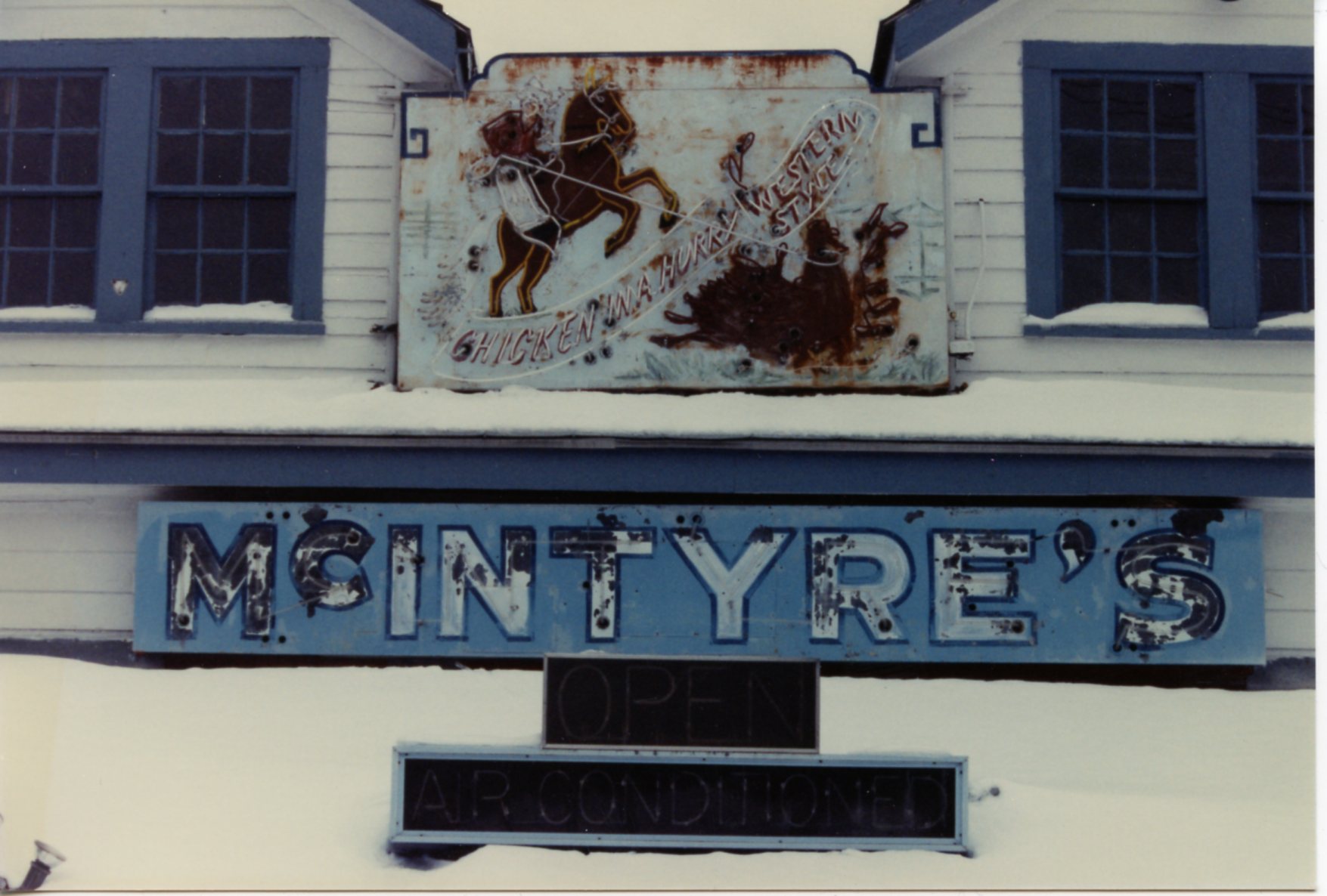 The rusty Chicken in a Hurry sign on its building from 1990.